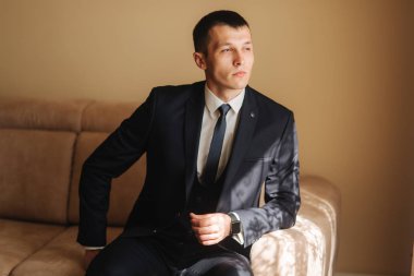 Damat kanepe ve drind üzerinde bir wiskey oturur