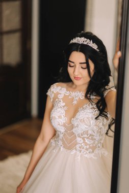 Güzel gelin ona düğün gününde. Düğün elbise gelin. Gülümse ve rahatla