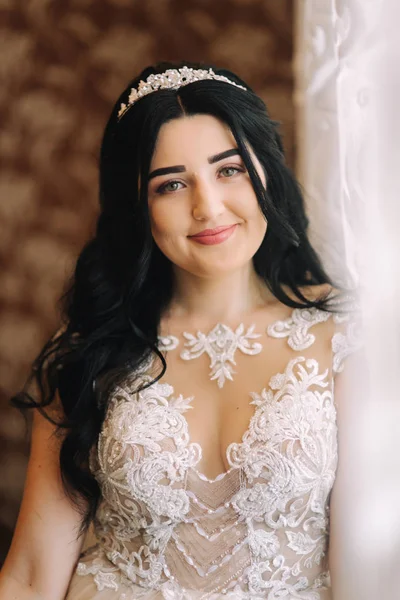 Hermosa novia el día de su boda. Vestido de novia en novia. Sonría y relájese —  Fotos de Stock