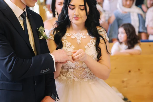 Wdding ceremoni i kyrkan. Brudgummen och bruden bli fru och man — Stockfoto
