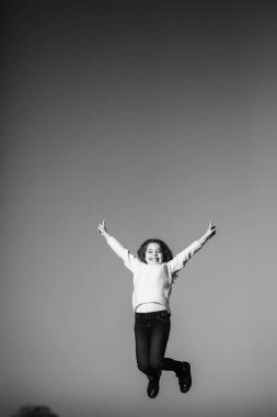 Küçük kız atlamak ve eğlenin. Sonbaharda teen modeli