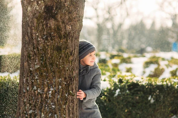 V perfektní zimní počasí chlapec představuje jako fotograf — Stock fotografie