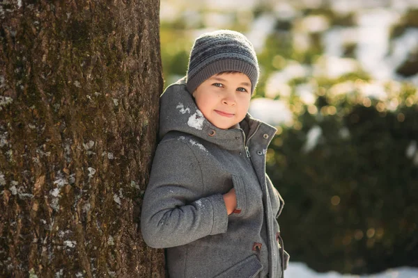 V perfektní zimní počasí chlapec představuje jako fotograf — Stock fotografie