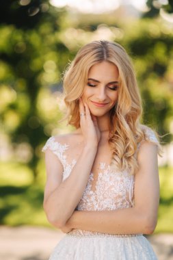 Yeşil renkli park fron tribünde Genç gelin