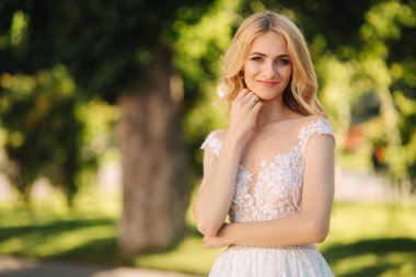 Yeşil renkli park fron tribünde Genç gelin