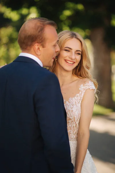 Feliz Pareja Joven Día Boda Pasar Tiempo Parque Fondo Verde — Foto de Stock