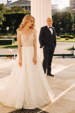 Düğün Yunanistan. Damat ve gelin büyük sütun tarafından stand