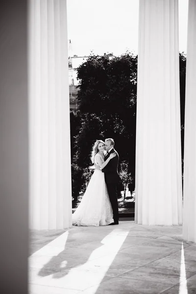Matrimonio in Grecia. Sposo e sposa stand dalla grande colonna — Foto Stock