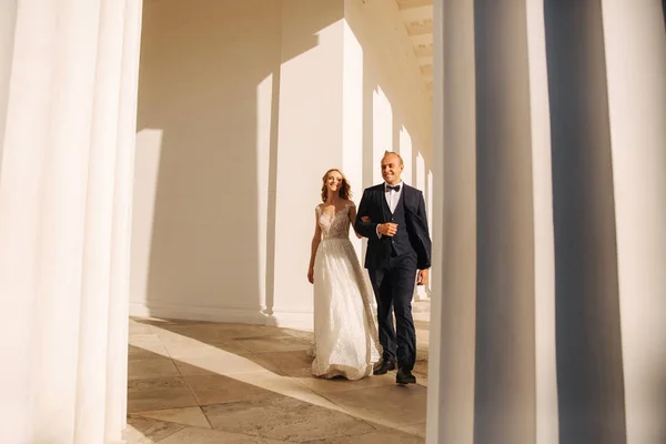 在希腊举行婚礼。新郎和新娘站在大柱子旁 — 图库照片