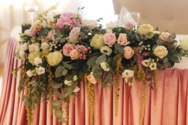 Restoranda düğün masada çiçek dekorasyon