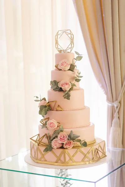 Красивый свадебный торт украшен цветами. Розовый цвет торта. Роза порошка — стоковое фото