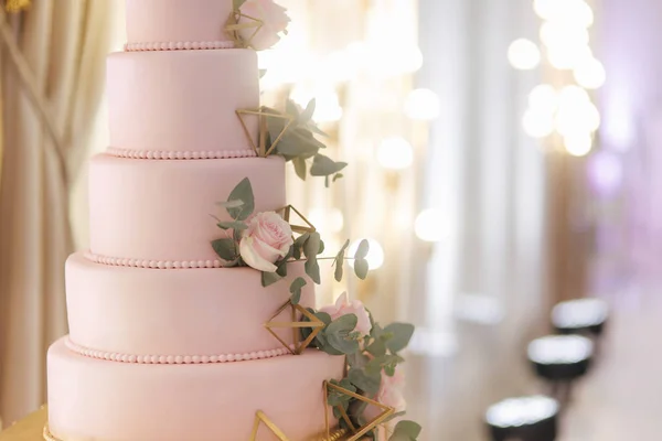Красивый свадебный торт украшен цветами. Розовый цвет торта. Роза порошка — стоковое фото