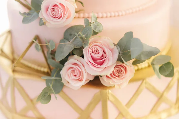 Beautiful wedding cake decorated with flowers. Pink color of cake. Powder rose — Stock Photo, Image