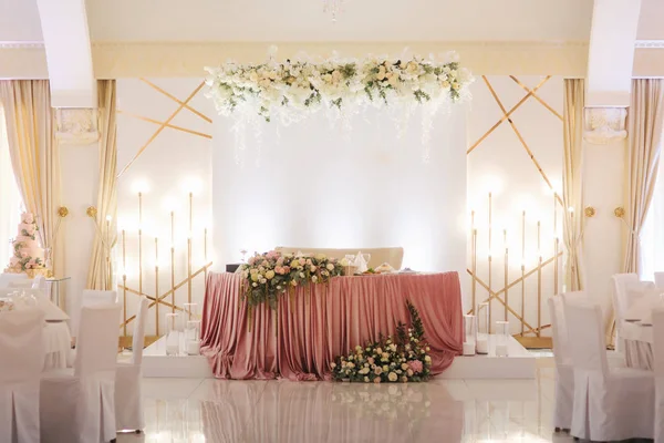 Decoración floral en la mesa de bodas en el restaurante — Foto de Stock