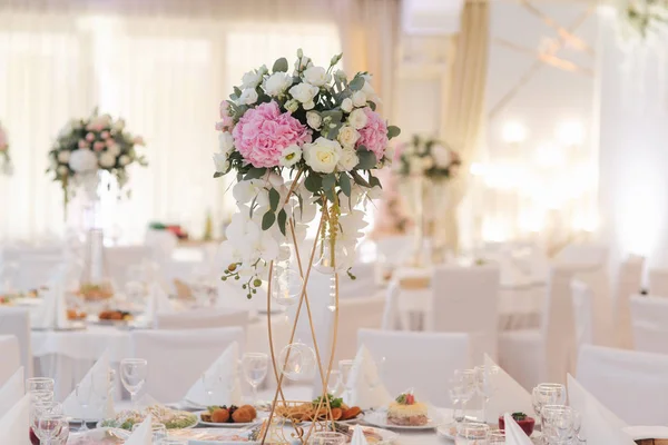 Γαμήλια ανθοδέσμη στο εστιατόριο στο τραπέζι. Ροζ και λευκά λουλούδια. Τριαντάφυλλο και ορτανσία — Φωτογραφία Αρχείου