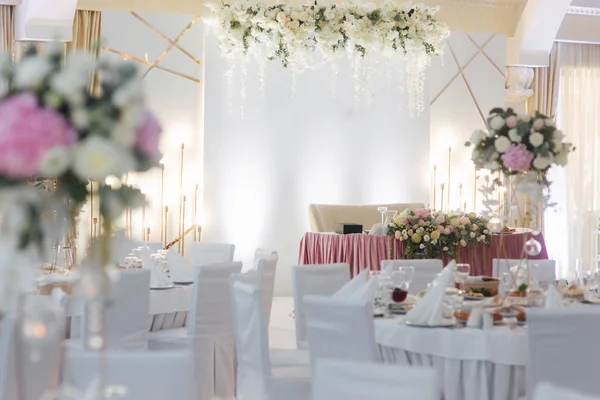 Florale decoratie op de tafel van de bruiloft in restaurant — Stockfoto