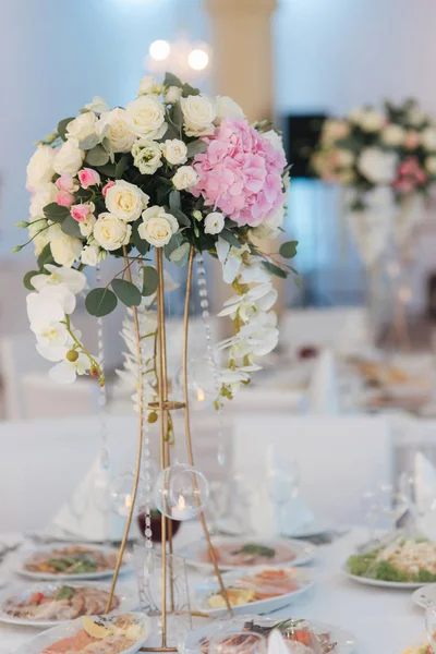 Bröllopsbukett Restaurang Bordet Rosa Och Vita Blommor Ros Och Hortensia — Stockfoto