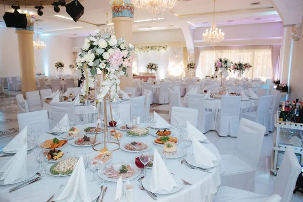 Inslag av inredning i restaurang. Dekoration på bröllop. Vacker och elegant — Stockfoto