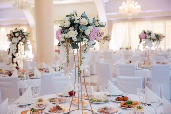 Ramo de bodas en el restaurante en la mesa. Flores rosas y blancas. Rosa y hortensias — Foto de Stock