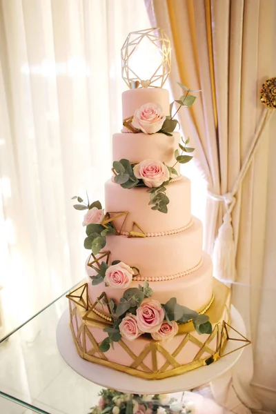 Hermoso pastel de boda decorado con flores. Color rosado del pastel. Rosa en polvo — Foto de Stock