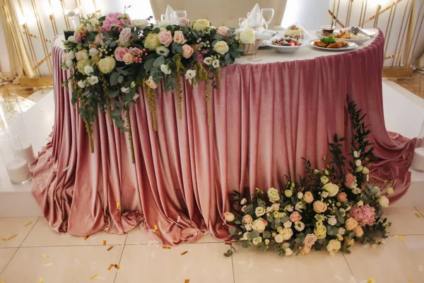 Decorazione floreale sulla tavola nuziale nel ristorante — Foto Stock