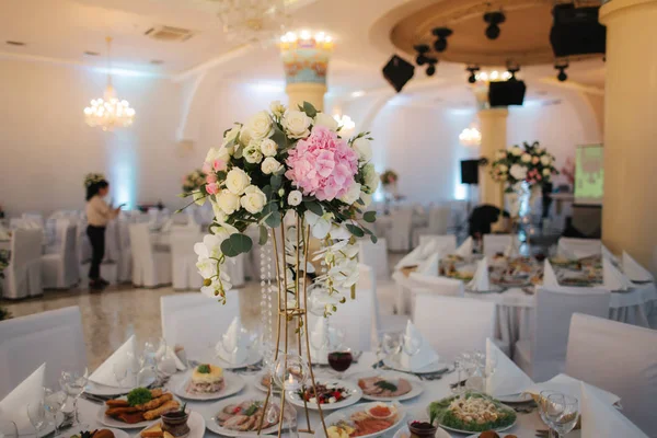 Ramo de bodas en el restaurante en la mesa. Flores rosas y blancas. Rosa y hortensias — Foto de Stock