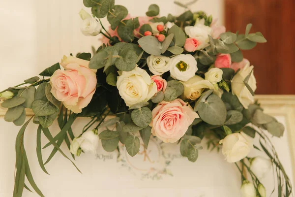 Квіти в ресторані в день весілля. Розкішний декор — стокове фото