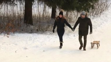 Erkek ve kız halletme. Karlı kış hava. Mutlu bir aile. Noel ruh hali