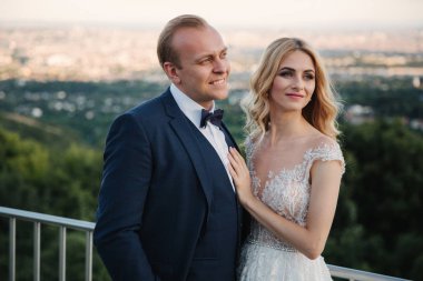 Evlilik çift şehrin arka plan üzerinde durmak