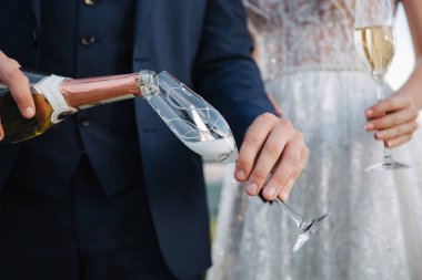 Şampanya bir cam içine dökme damat