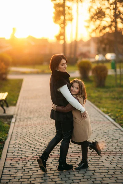 十几岁的女孩和她的母亲走在公园里 — 图库照片