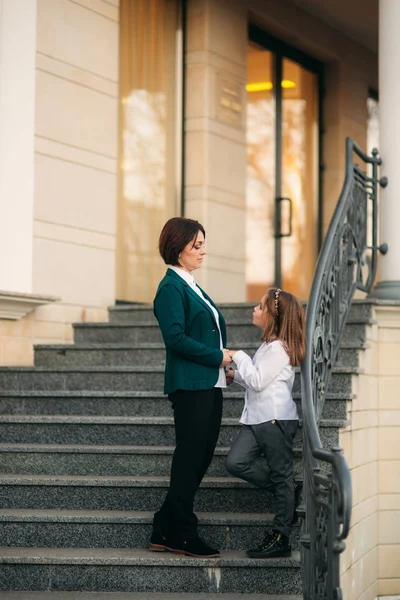 Mama i córka spędzić czas w restauracji — Zdjęcie stockowe