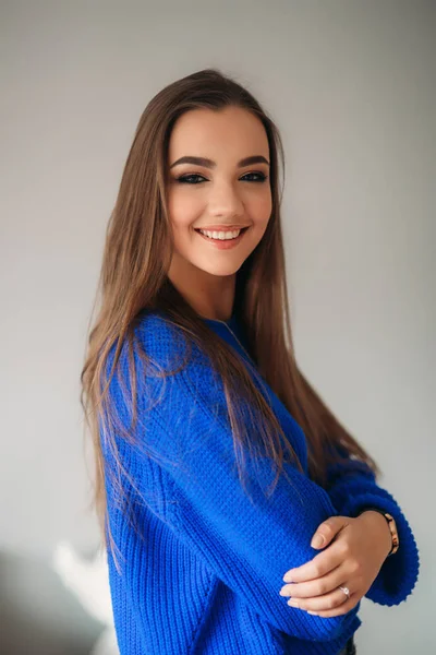 Junges Model mit modischem Make-up. attraktives Mädchen im blauen Pullover — Stockfoto