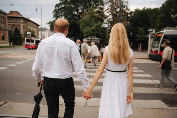 Back view of couple. they are walking in the cente of Austia, Viena — Stock Photo, Image