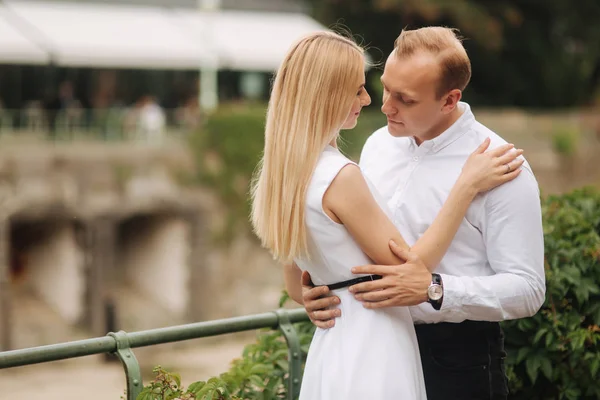 Una pareja atenta baila en el adorno. Fondo verde. Pasatiempo activo — Foto de Stock