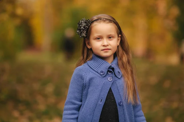 Retrato de menina no parque de outono. Modelo menina posa para fotógrafo. Criança feliz — Fotografia de Stock