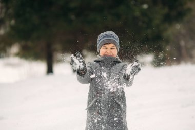 Küçük bir çocuk kış hava Parkta yürüyüşleri, oyun snowballs ve sevindiler. Noel ruh için bekliyor