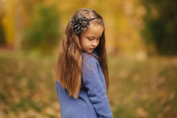 Πορτραίτο του κοριτσάκι στο πάρκο φθινόπωρο. Κορίτσι μοντέλο θέτει για φωτογράφο. Ευτυχισμένο παιδί — Φωτογραφία Αρχείου