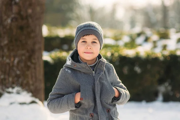 In tempo invernale perfetto il ragazzo posa al fotografo — Foto Stock