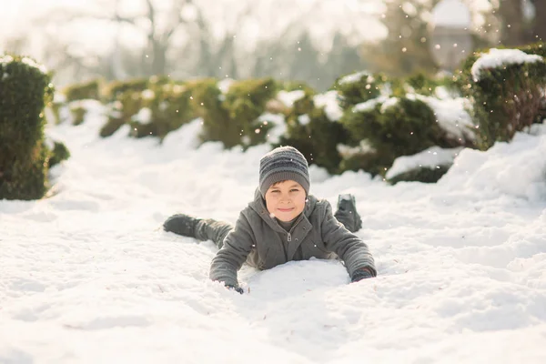 Chlapec Zimní Oblečení Skočí Sněhu — Stock fotografie