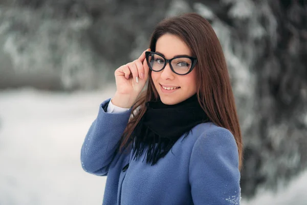 Szép boldog fiatal nő, fekete szemüveg viselése tél bevon befest kobalt kék és fekete sál fedi hópelyhek — Stock Fotó
