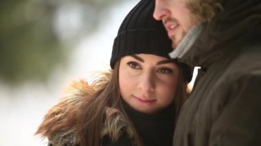 Güzel çift zaman parkta geçirdi. Onlar birbirlerine sarılmak. Karlı havalarda