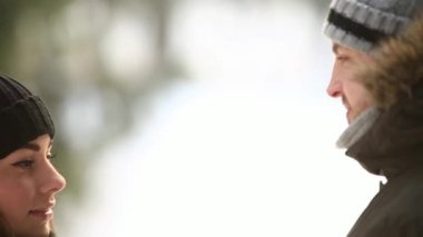 Güzel çift zaman parkta geçirdi. Onlar birbirlerine sarılmak. Karlı havalarda