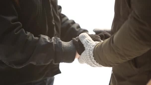 Beautiful couple spent time in the park. They hug each other. Snowy weather — Stock Video