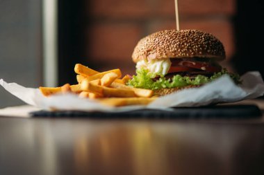Vejetaryen burger patates kızartması bir kafede siyah bir tepsi ile. Sağlıklı gıda. sebze.