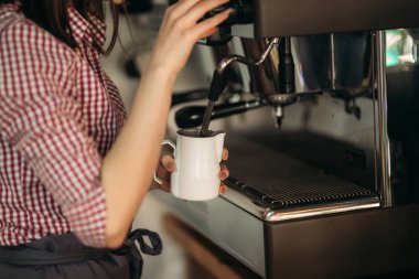 Barista kafede kahve makinesi kullanma