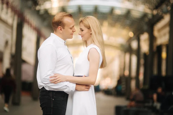 Šťastný pár procházka v centru města. Vídně, Rakousko — Stock fotografie