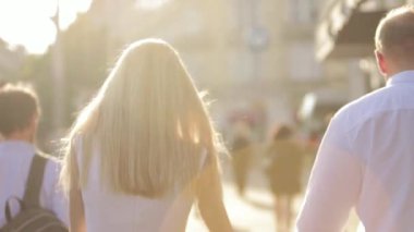 Güzel çift şehirde yürüyüş. Yaz aylarında. Zaman günbatımı şehirde akşam