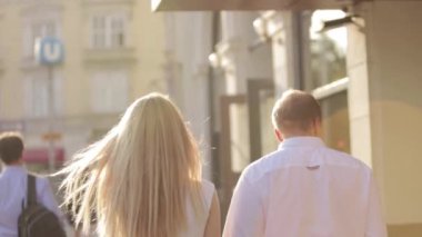 Güzel çift şehirde yürüyüş. Yaz aylarında. Zaman günbatımı şehirde akşam