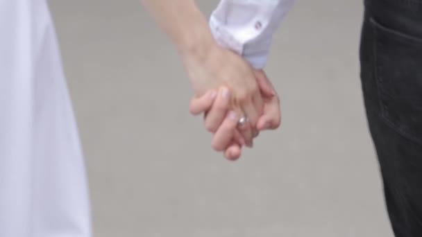 Vista de cerca de parejas manos con anillos — Vídeo de stock